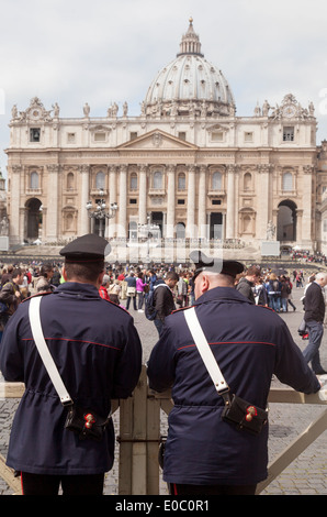 Due membri dei Carabinieri italiani o di polizia militare all'ingresso della Città del Vaticano, Roma Italia Foto Stock