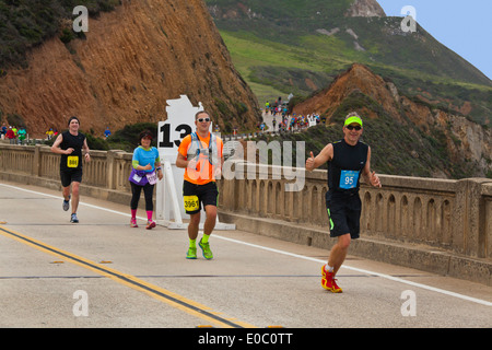 I corridori cross Bixby ponte sulla autostrada 1 che è la metà del 2014 Big Sur Marathon - Big Sur, CALIFORNIA Foto Stock