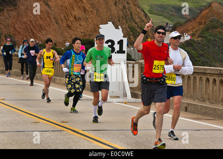 I corridori cross Bixby ponte sulla autostrada 1 che è la metà del 2014 Big Sur Marathon - Big Sur, CALIFORNIA Foto Stock