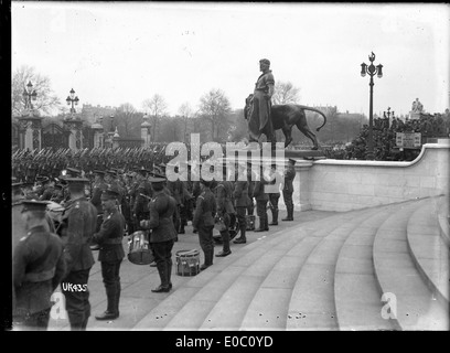 Le truppe neozelandesi marciano oltre Buckingham Palace nel maggio 1919 dopo la prima guerra mondiale, come parte di una parata di vittoria. Questo evento segnò il ritorno dei soldati neozelandesi a Londra dopo la loro partecipazione alla grande Guerra. Foto Stock