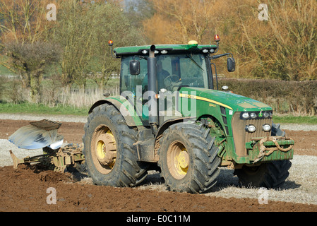 John Deere 8345R trattore con aratro Foto Stock