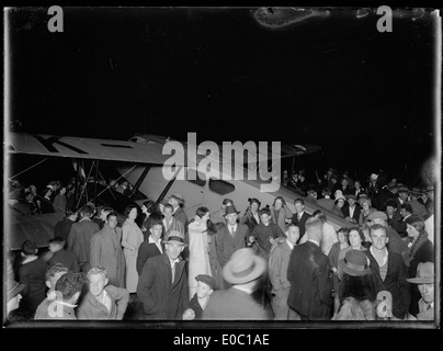 La folla di persone intorno a un De Havilland DH89 Rapide piano, ca 1930-1940s Foto Stock