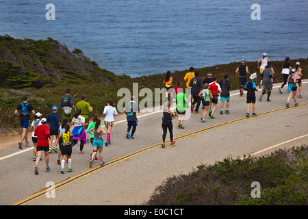 Guide su autostrada 1 partecipare nel 2014 Big Sur Marathon - Big Sur, CALIFORNIA Foto Stock