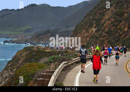 Guide su autostrada 1 partecipare nel 2014 Big Sur Marathon - Big Sur, CALIFORNIA Foto Stock