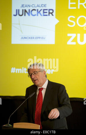 Berlino, Germania. 8 Maggio, 2014. Berlino, Germania. Maggio 08th, 2014. Premere per parlare con il presidente europeo candidato dal Partito popolare europeo, Jean-Claude Juncker, presso l'Hotel Hyatt di Berlino./foto: Jean Claude Juncker © Reynaldo Paganelli/NurPhoto/ZUMAPRESS.com/Alamy Live News Foto Stock