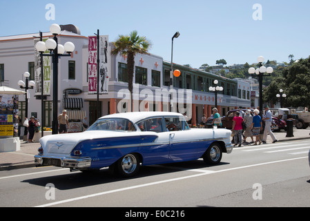 Napier centro città Isola del nord della Nuova Zelanda Art Deco weekend un evento annuale. Classico auto Chevrolet Bel Air vecchia parata americana Foto Stock