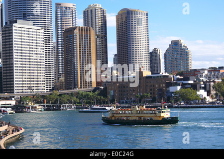 Molo circolare di Sydney e porto di Sydney con vista sui grattacieli degli uffici del centro città, New South Wales, Australia Foto Stock