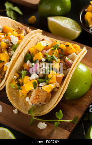 In casa Baja tacos di pesce con salsa di mango e trucioli Foto Stock