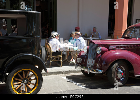 Art Deco nel weekend di Napier, Nuova Zelanda visitatori e da pranzo classiche auto parcheggiate fuori l'Hotel Massonico Foto Stock