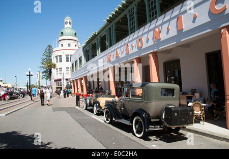 Vetture d'epoca al di fuori del Masonic Hotel in Art deco storico di Napier, Nuova Zelanda un evento annuale che attrae i visitatori Foto Stock