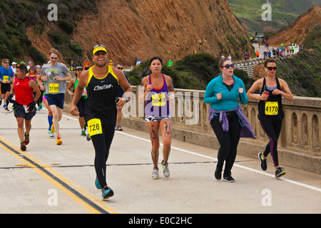 I corridori cross Bixby ponte sulla autostrada 1 che è la metà del 2014 Big Sur Marathon - Big Sur, CALIFORNIA Foto Stock