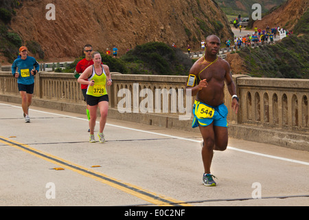 I corridori cross Bixby ponte sulla autostrada 1 che è la metà del 2014 Big Sur Marathon - Big Sur, CALIFORNIA Foto Stock