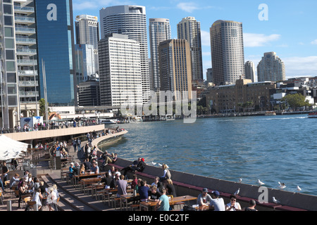 Molo circolare di Sydney e porto di Sydney con vista sui grattacieli degli uffici del centro città, New South Wales, Australia Foto Stock