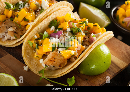 In casa Baja tacos di pesce con salsa di mango e trucioli Foto Stock