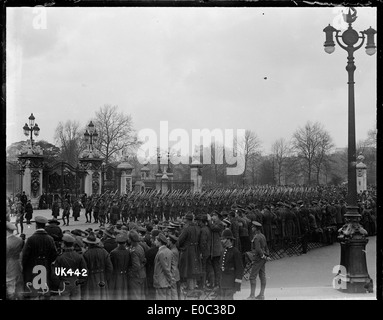 Nel maggio 1919, le truppe neozelandesi marciano oltre le porte di Buckingham Palace in una parata cerimoniale dopo la prima guerra mondiale. La 5th Battery, insieme ad altre truppe, partecipò alla parata per commemorare i loro contributi durante la guerra. Foto Stock