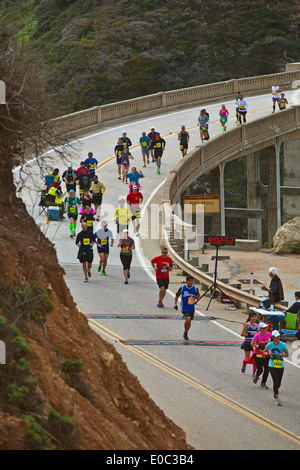 I corridori cross Bixby ponte sulla autostrada 1 che è la metà del 2014 Big Sur Marathon - Big Sur, CALIFORNIA Foto Stock