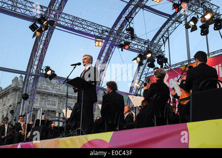 Vienna. 8 Maggio, 2014. Il Cancelliere austriaco Werner Faymann parla nel corso di una cerimonia per commemorare il 69º anniversario delle forze alleate la vittoria nella II Guerra Mondiale di Vienna, 8 maggio 2014. © Qian Yi/Xinhua/Alamy Live News Foto Stock