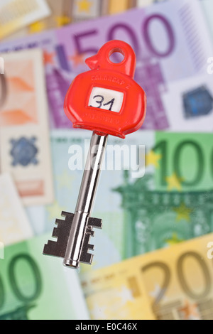 Un sacco di euro di banconote e le chiavi di un Tresores., Viele Euro Geldscheine und der Schluessel eines Tresores. Foto Stock