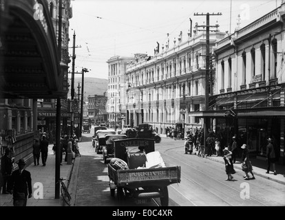 Questa fotografia del 1928 mostra Manners Street a Wellington, nuova Zelanda, che cattura l'architettura e la vita di strada della città durante gli anni '1920 L'immagine riflette la vita urbana dei primi anni del XX secolo a Wellington. Foto Stock