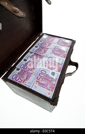 Un grande petto con euro di banconote. Crisi finanziaria Crisi, debiti., Eine grosse Truhe mit Euro Banknoten. Finanzkrise, Krise, Foto Stock