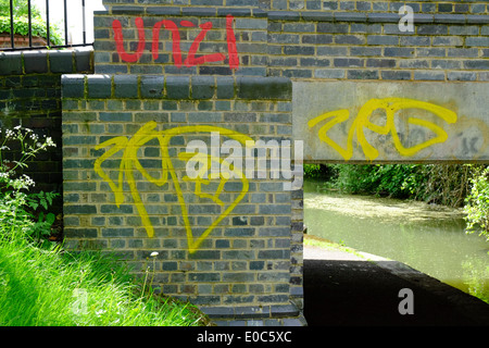 Graffiti sul ponte sul Grand Union Canal, Aylesbury Foto Stock