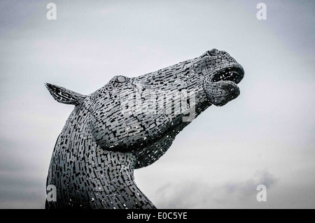 Il Kelpies, progettato e scolpito da scultore scozzese Andy Scott. Essi guardia il canale di Forth e Clyde/Fiume Carron bloccare Foto Stock