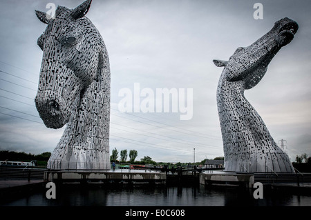 Il Kelpies, progettato e scolpito da scultore scozzese Andy Scott. Essi guardia il canale di Forth e Clyde/Fiume Carron bloccare Foto Stock