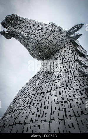 Il Kelpies, progettato e scolpito da scultore scozzese Andy Scott. Essi guardia il canale di Forth e Clyde/Fiume Carron bloccare Foto Stock