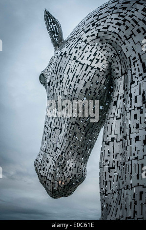 Il Kelpies, progettato e scolpito da scultore scozzese Andy Scott. Essi guardia il canale di Forth e Clyde/Fiume Carron bloccare Foto Stock