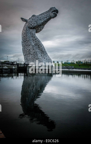 Il Kelpies, progettato e scolpito da scultore scozzese Andy Scott. Essi guardia il canale di Forth e Clyde/Fiume Carron bloccare Foto Stock