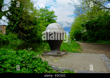 Mooring bollard sul Grand Union Canal, Aylesbury Foto Stock