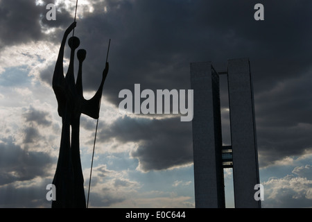 Os Candangos monumento e il Parlamento ufficio torre nel Congresso Nazionale complesso progettato dall architetto Oscar Niemeyer, Brasilia, F Foto Stock