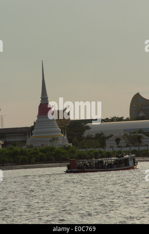 Phra Samut Chedi, un tempio in Samut Prakan, vicino a Bangkok in Thailandia. Foto Stock