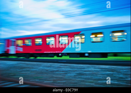 A fermare il treno che passa per la notte. Treno notturno con persone oeBB, Ein Personenzug faehrt durch die Nacht. Nachtzug mit Personen Foto Stock