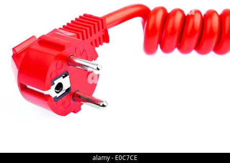 Un flusso di rosso cavo con una spina giace su uno sfondo bianco, Ein rotes Strom Kabel Mit einem Stecker liegt auf einem weissen Hinte Foto Stock