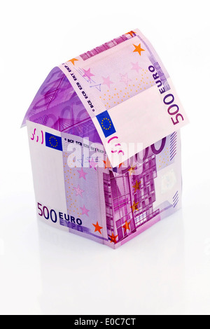 Una casa costruita da euromoney sembrano su sfondo bianco. Risparmio di costruzione, la costruzione di una casa e per l'acquisto di una casa., Ein Haus ge Foto Stock