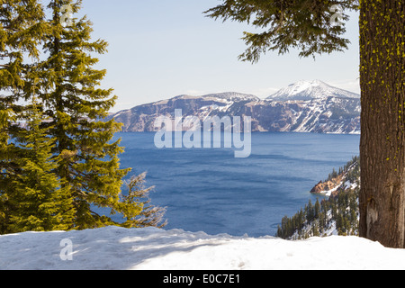 Parco nazionale di Crater Lake in Oregon agli inizi della primavera con un po' di neve a sinistra dalla stagione invernale su un pomeriggio nuvoloso Foto Stock