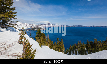 Wizard Island nel parco nazionale di Crater Lake in Oregon agli inizi della primavera con un po' di neve a sinistra a partire dall'inverno Foto Stock