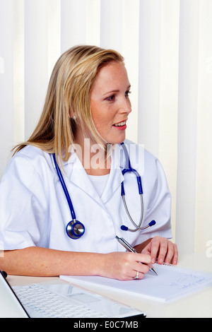 Un giovane medico della pratica medica. Con Stethoskop, Eine junge aerztin der Arztpraxis. Mit Stethoskop Foto Stock