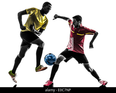Due uomini giocatore di calcio giocando a calcio concorrenza in silhouette su sfondo bianco Foto Stock