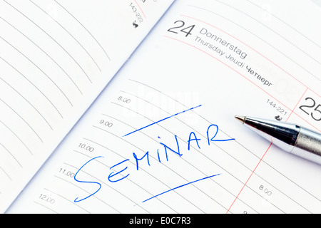 Un appuntamento viene messo giù in un calendario: Seminario, Ein Termin ist in einem Kalender eingetragen: seminario Foto Stock