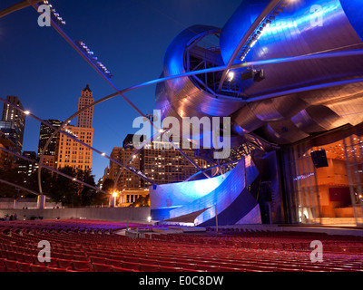 Una vista del Jay Pritzker Pavilion, di notte, in Millennium Park di Chicago, Illinois. Foto Stock