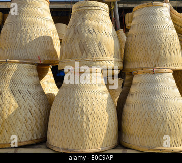 L'artigianale articoli di vimini utilizzare per riso appiccicoso la cottura a vapore di bambù. Foto Stock