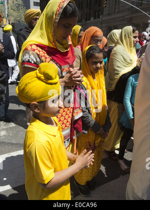 La ventisettesima edizione Giornata Sikh sfilano su Madison Avenue a New York, 2014. Foto Stock