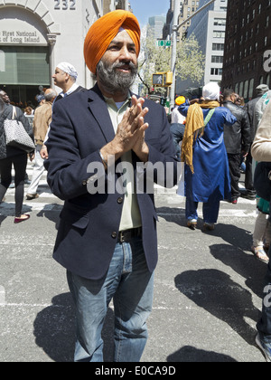 La ventisettesima edizione Giornata Sikh sfilano su Madison Avenue a New York. L'uomo prega come leader spirituali di passaggio. Foto Stock