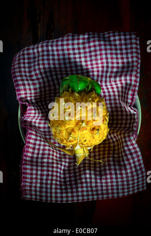 Ananas da Chiangrai Thailandia Phuket [originale] frutto laici [prevista sul][sedersi su][sciarpa cambogiana] sul verde ceramica piastra alimentare Foto Stock
