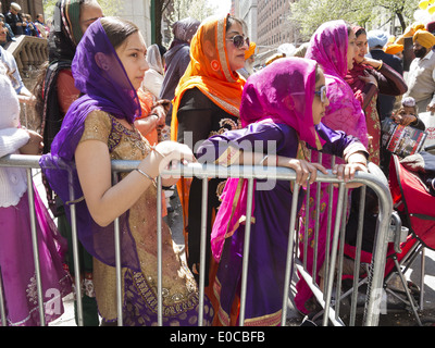 La ventisettesima edizione Giornata Sikh sfilano su Madison Avenue a New York, 2014. Foto Stock