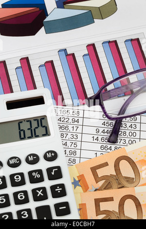 Una calcolatrice tascabile e euro-banconote giacciono su una statistica, Ein taschenrechner und Euro-Banknoten liegen auf einer Statistik Foto Stock