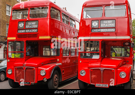 Due autobus Red Original Route Master in servizio di sostituzione ferroviaria a Baker Street Londra Inghilterra Regno Unito Foto Stock