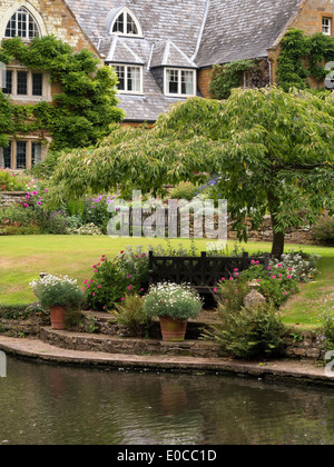 Inglese antico maniero con il lago e i giardini e coton Manor Gardens, Coton, Northamptonshire, England, Regno Unito Foto Stock